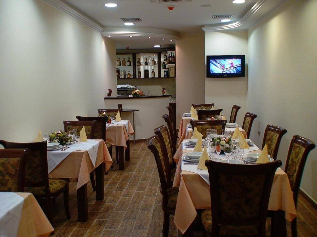 Restaurant at Mali Hotel BaMBiS in Podgorica